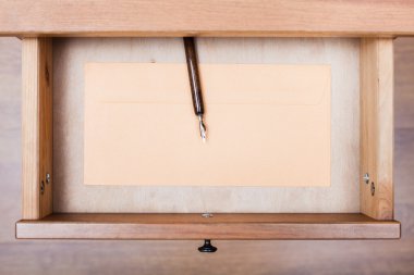 NIB kalem, kağıt zarf açık çekmecede