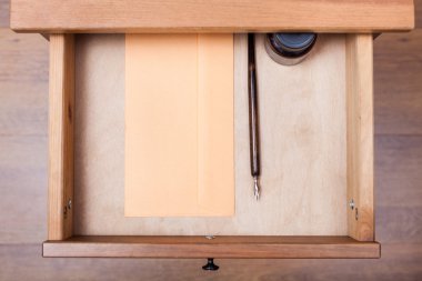NIB kalem, mürekkep, kağıt zarfın içinde açık drawe