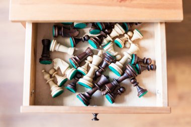 Açık çekmecede satranç figürleri