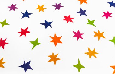 el ile renkli kağıttan oyulmuş çeşitli yıldız