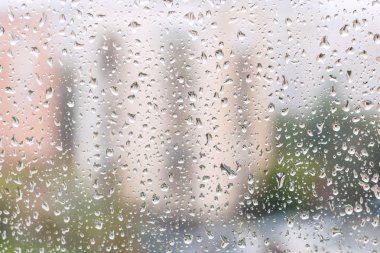 kentsel evin pencere bölmesinde Görünümü yağmur damlaları
