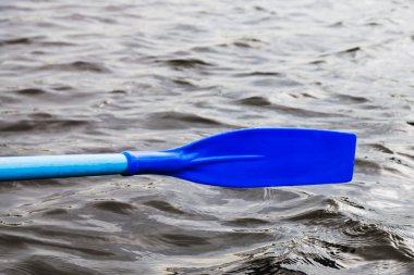 bıçak su üzerinde sırasında tekne kürek kürek.