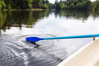 Kürekleri şehir gölet ile yaz aylarında tekne