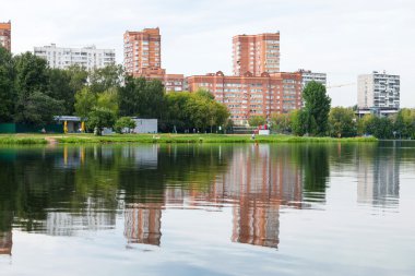 rekreasyon alanı şehir gölün kıyısında