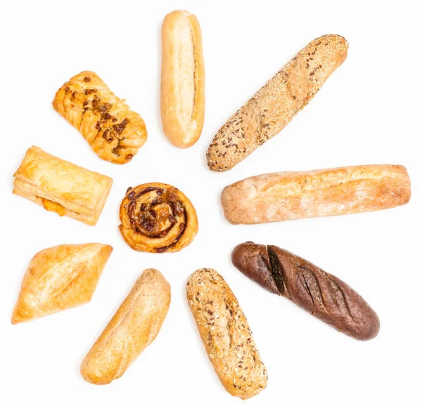 çeşitli taze pişmiş ekmeği ve güneş şeklinde somun