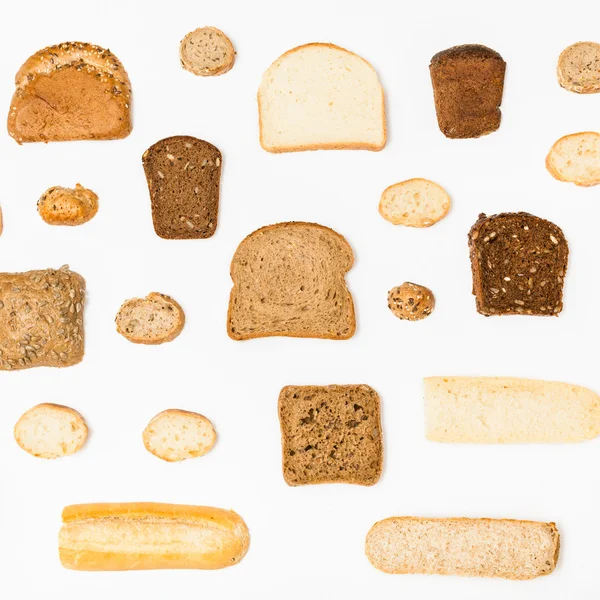 Различные нарезанные хлебы на белых хлебах — стоковое фото