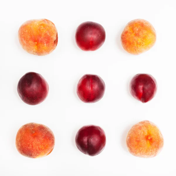 熟したネクタリンや桃を正方形に配置 — ストック写真