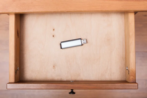 Флеш-накопичувач у відкритій шухляді тумби — стокове фото