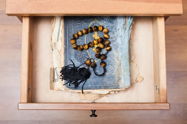 Eski dini kitap açık çekmecede tespih — Stok fotoğraf
