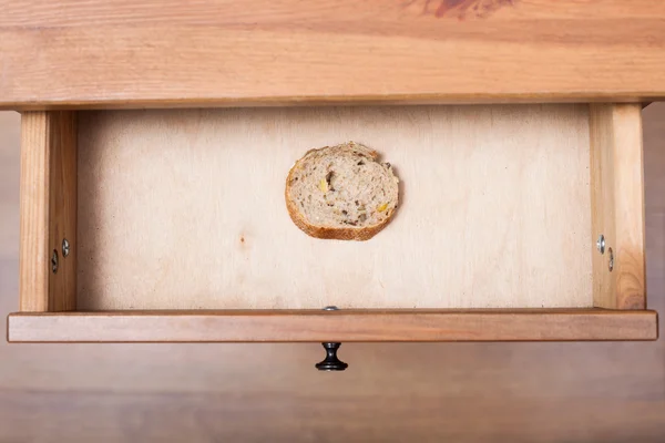Fatia de pão na gaveta aberta — Fotografia de Stock