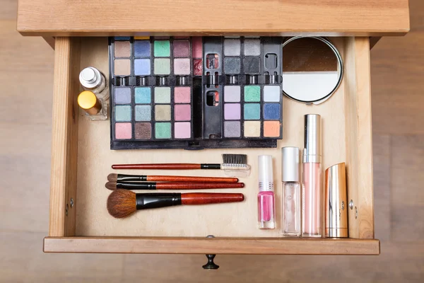 Set de maquillage dans tiroir ouvert — Photo