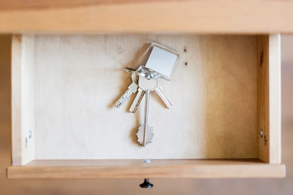 Mazzo di chiavi porta con portachiavi in cassetto aperto — Foto Stock