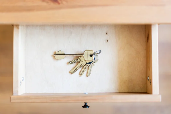 Bunch of door keys in open drawer — Stock Photo, Image