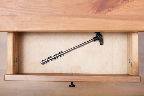 Ein Riegelschlüssel in offener Schublade — Stockfoto