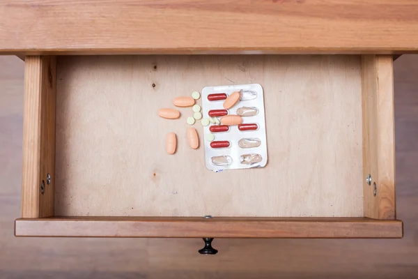 Flera piller i öppna kassalådan — Stockfoto