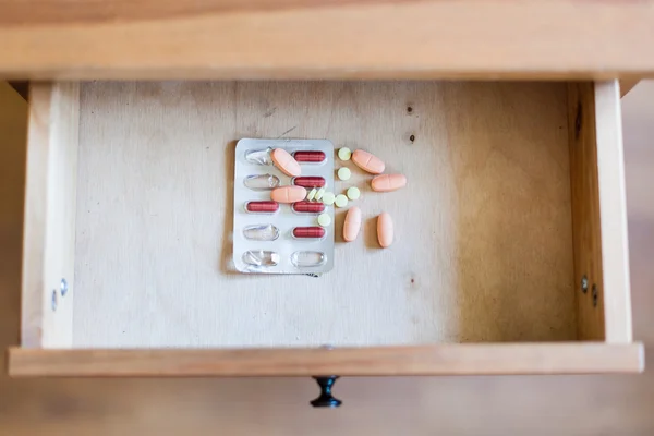 Stapel Pillen in offener Schublade — Stockfoto