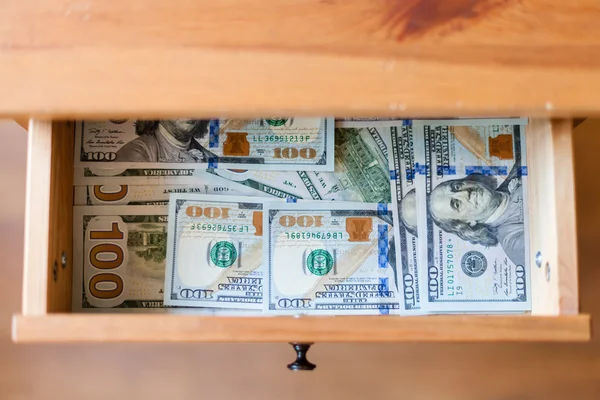 Birçok yüz dolarlık banknot alt çekmece — Stok fotoğraf
