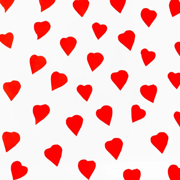 Rode harten gesneden uit papier op wit — Stockfoto