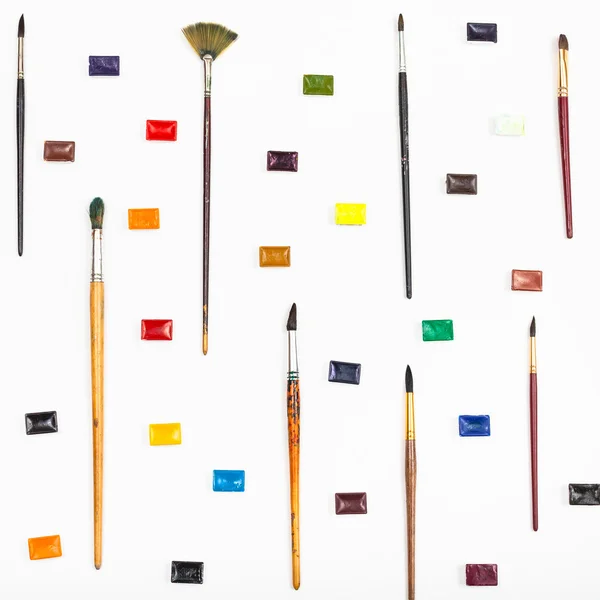 Molti pennelli e acquerelli disposti — Foto Stock