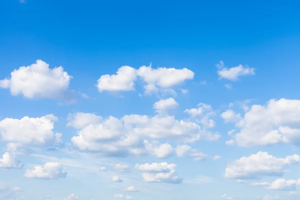 Many small clouds in blue sky in sunny day — Stock Photo, Image