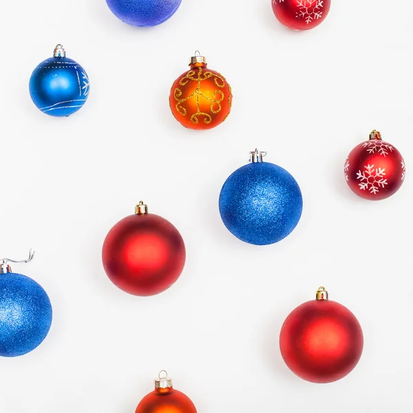 Várias bolas de Natal azul, vermelho, laranja no branco — Fotografia de Stock