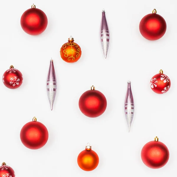 Различные рождественские шары и хрустальные сосульки на белом — стоковое фото