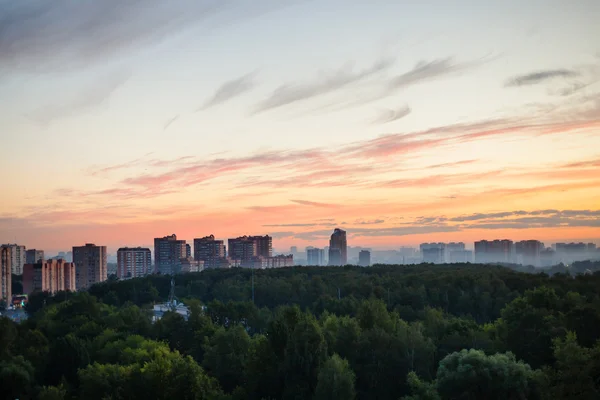 Morgennebel über Wäldern und Stadt im Morgengrauen — Stockfoto