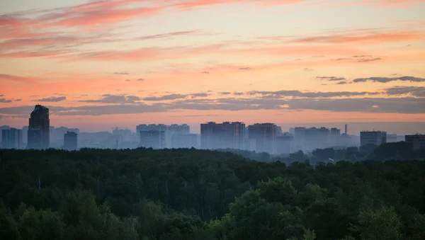 Early sunrise and morning mist over woods and city — Stock Photo, Image