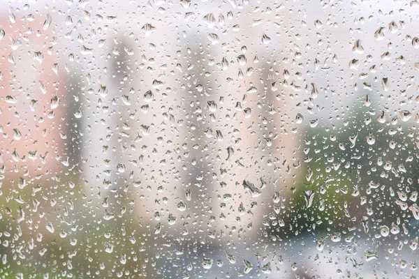 Iew de gotas de chuva no painel da janela da casa urbana — Fotografia de Stock