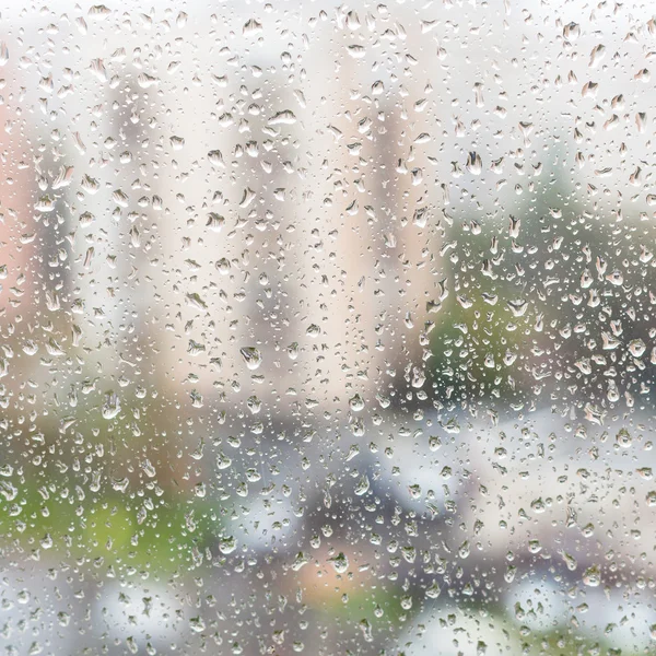 Gotas de chuva em vidro de janela de casa de apartamento — Fotografia de Stock