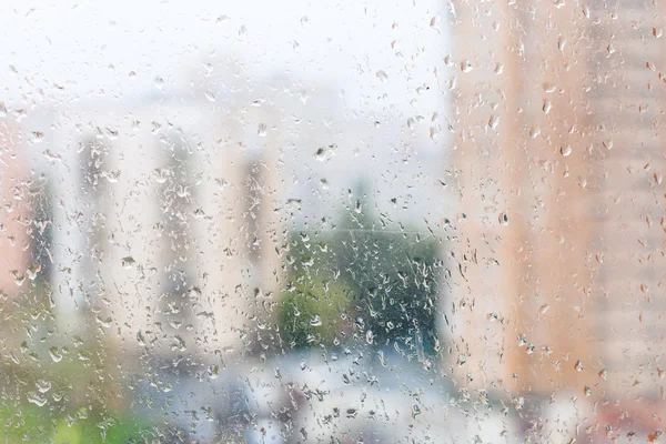 Weergave van natte vensterglas van stedelijke huis — Stockfoto