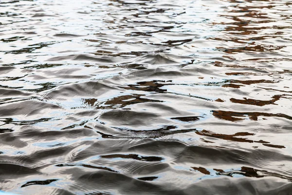 Lichtwellen an der Wasseroberfläche — Stockfoto