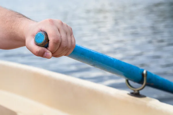 La mano del remero sosteniendo el remo de cerca — Foto de Stock