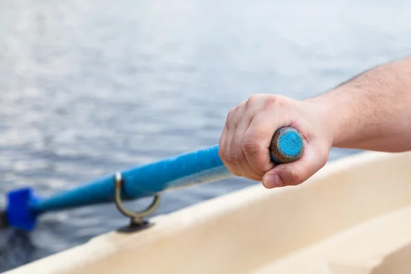 Handruderer rudert beim Bootfahren — Stockfoto