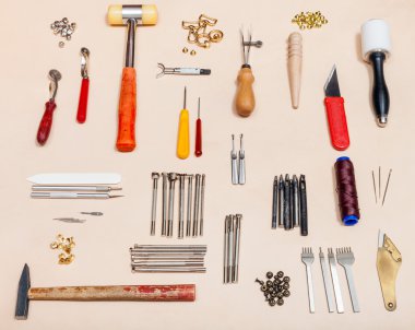 deri üzerinde çeşitli leathercraft araçlar kümesi