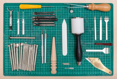 kendi kendini iyileştirme mat leatherwork için çeşitli araçlar