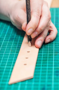 deri kemer ile delik delme delikleri yumruk