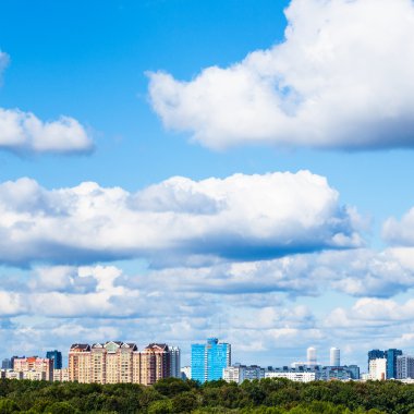 Yaz aylarında kasabada mavi gökyüzünde düşük beyaz bulutlar