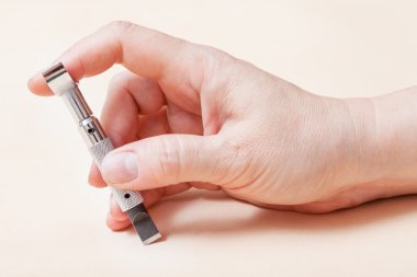 deri yüzeyinde döner bıçağı ile el