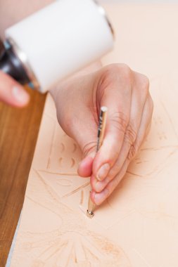 Usta desen deri üzerinde araç damgalama tarafından koyar