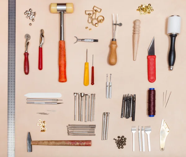 Gyűjtemény különböző leathercrafting eszközök — Stock Fotó