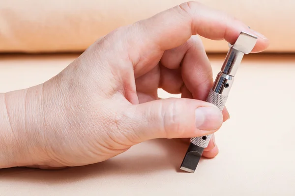 Hand of craftsman with Swivel knife on leather — Stock Photo, Image