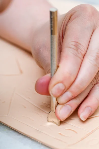 Handwerker prägen Bild mit Veiner-Werkzeug auf Leder — Stockfoto