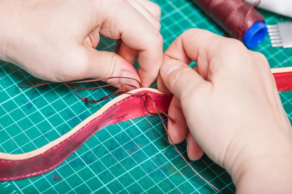 Craftsman makes new leather belt close up — Stock Photo, Image