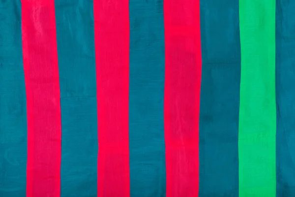 Hedvábné látky s pruhy červená, modrá, zelená — Stock fotografie