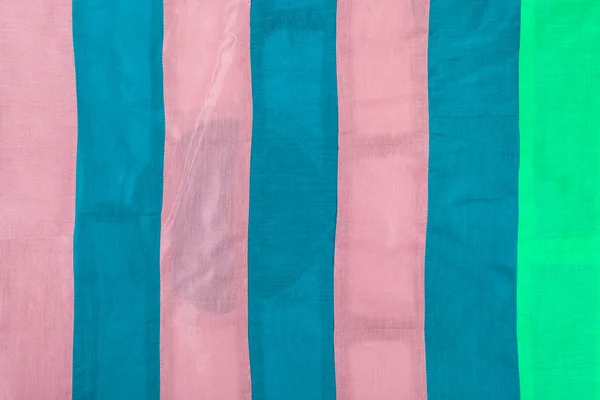 Шелковая ткань с розовыми, голубыми, зелеными полосками — стоковое фото