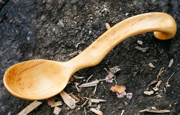 Cuillère en bois traditionnelle sculptée dans du bois d'aubépine — Photo