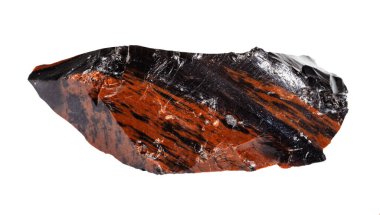 Jeolojik koleksiyondaki doğal mineral örneklerinin makro fotoğrafçılığı - beyaz arka planda izole edilmiş cilalanmamış maun Obsidyen (volkanik cam)