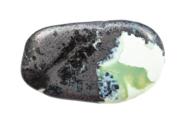 Jeolojik koleksiyondaki doğal mineral örneklerinin makro fotoğrafçılığı - beyaz üzerine izole edilmiş Magnetite Serpentine Hematite minerallerinden cilalanmış Teisky Jade (Hantigyrite, hakassian serpentine) kayası