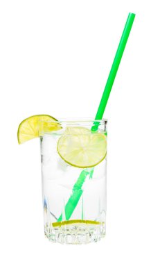Cin ve tonik kokteyli hazırlanmış cam kenarında beyaz arka planda izole edilmiş limon dilimleri ve yeşil plastik kamışla kayanın üzerinde.